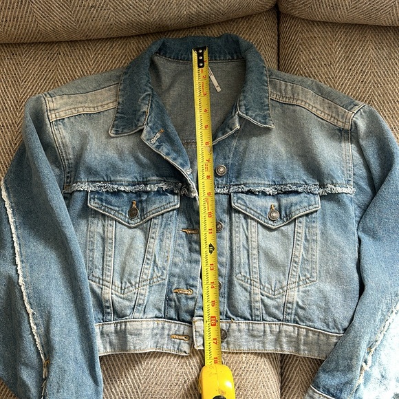 Cute Free People cropped denim jacket - Picture 6 of 8